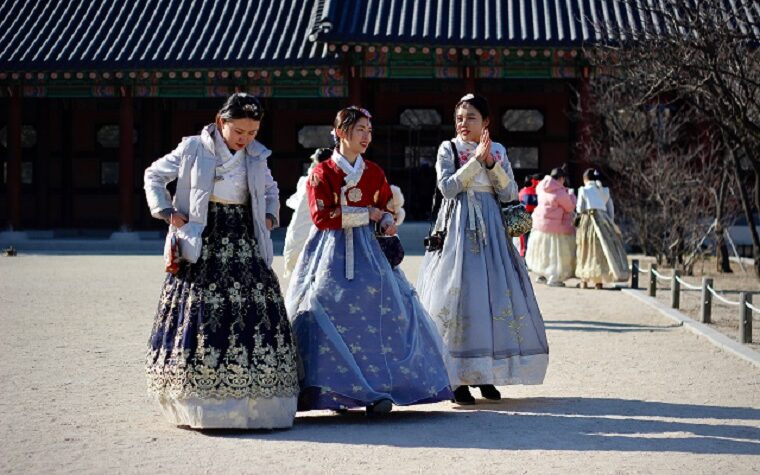 韓国の民族衣装を着た女性