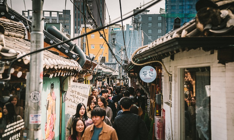 韓国の町と人波